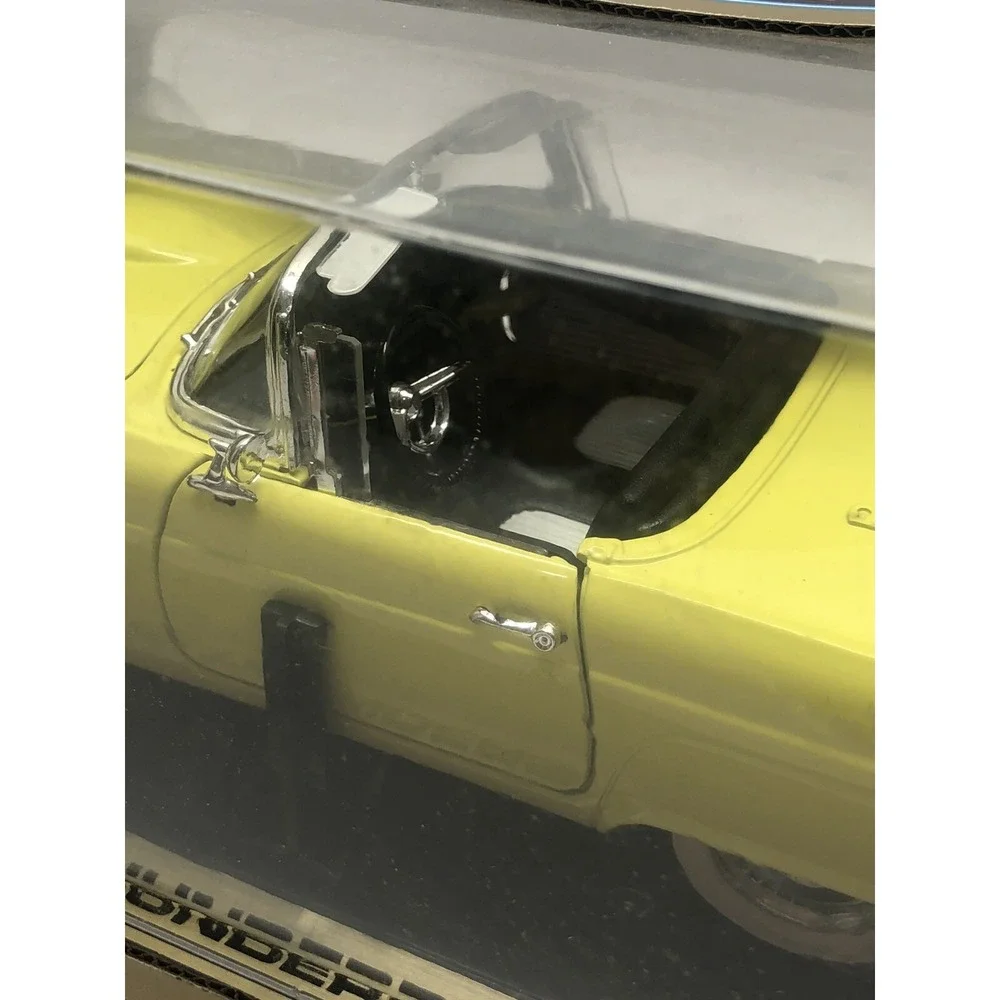 ROAD TOUGH 1/18 SCALE DIECAST MODEL Yellow‎ 1955 FORD THUNDERBIRD Convertible